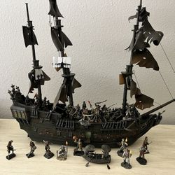 Disneys Pirates Of The Caribbean Black Pearl Model With Figurines