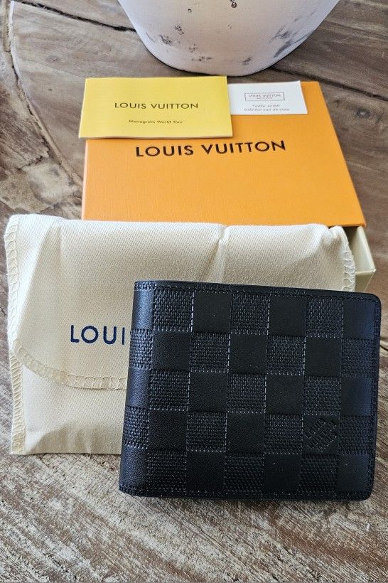 Louis Vuitton Men's Wallet 