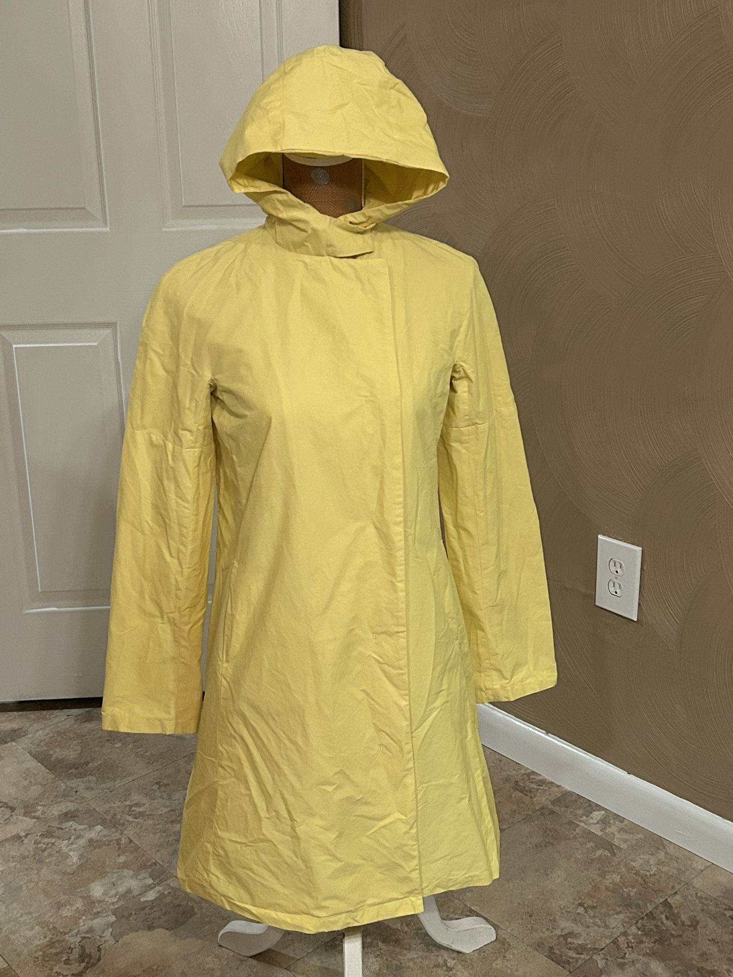 S Max Mara Size Small Yellow Hooded Rain Jacket W/Pockets Fully Lined A couple faint marks….may come out…very unnoticeable… also see pictures as one