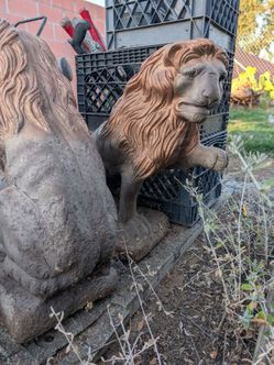 2 Lion statues