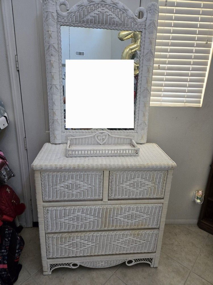 4 Drawer Wicker Clothes Dresser With Mirror 