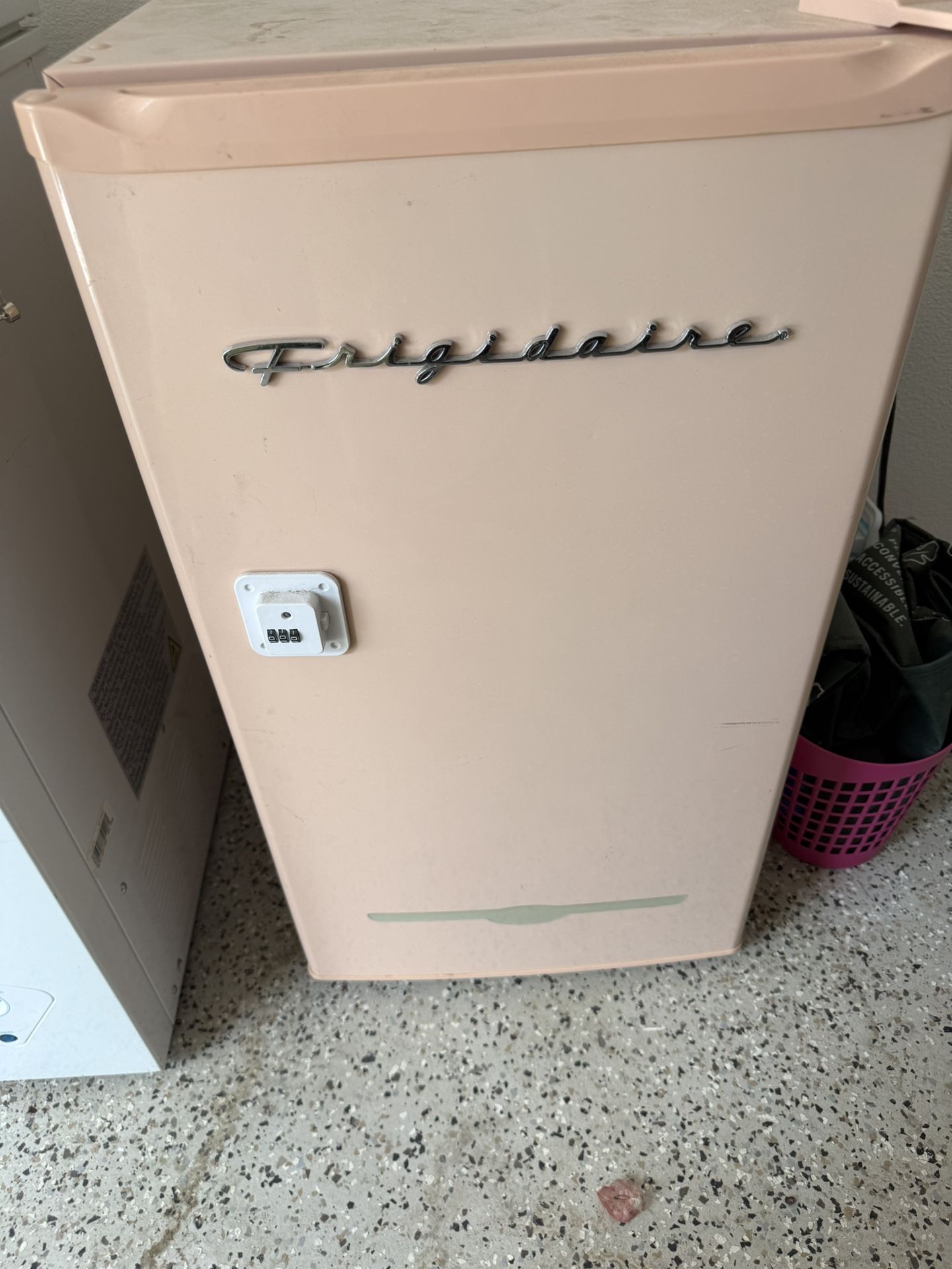 Mini Fridge W Freezer Compartment 4.5 Cu Ft Capacity