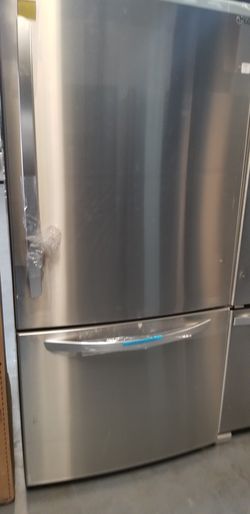 Refrigerator Stainless Bottom Freezer LG 33"W