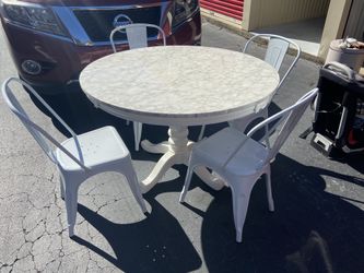AT HOME Breakfast/dining table with metal chairs
