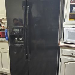 Kenmore Refrigerator 22 Cu.ft. Side By Side Doors. Its Not Dirty, Its The Reflection
