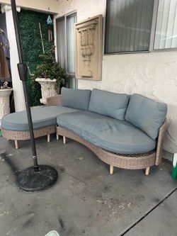 Beautiful wicker patio set in good condition.