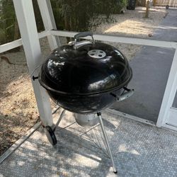 26’ Weber Kettle charcoal Grill