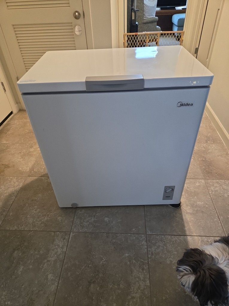 SMALL CHEST FREEZER