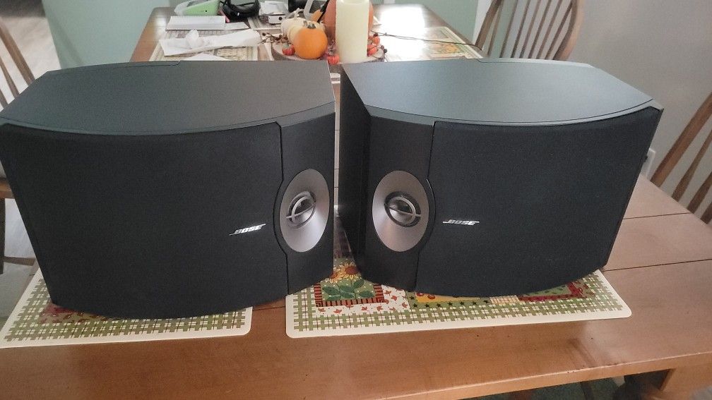 Bose Speakers 301V Like New Shelf Speakers