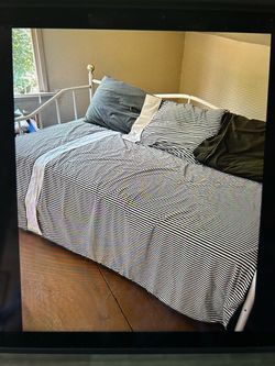 Twin day bed with trundle