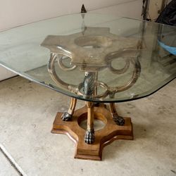 Tommy Bahama Round Dining Table (pristine condition) 