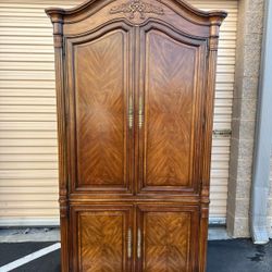 Gorgeous Drexel Heritage Armoire cabinet, solid wood/hermoso armario cajonera de madera solida 