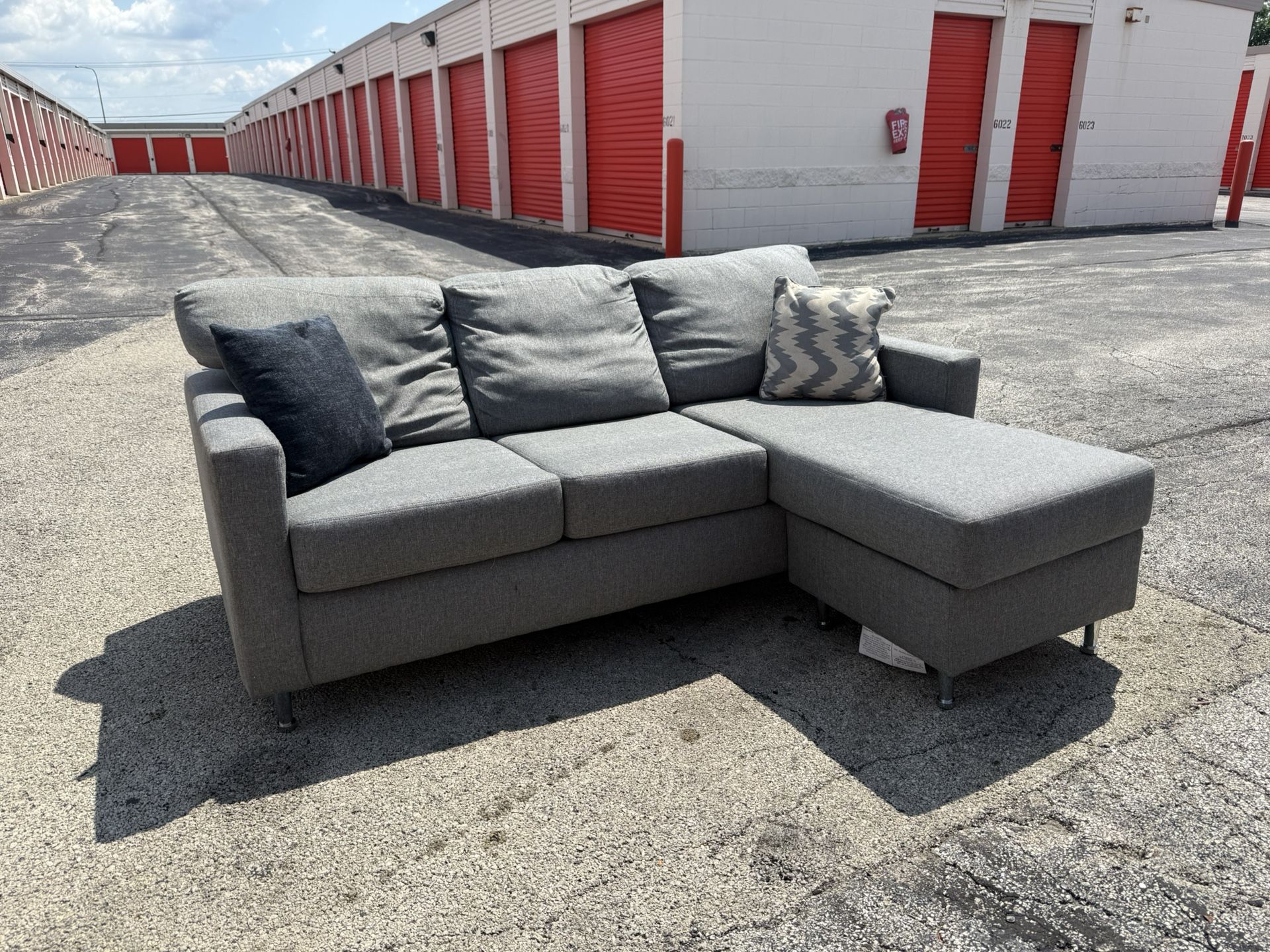Gray Reversible Sectional Couch! ***Free CurbSide Delivery***