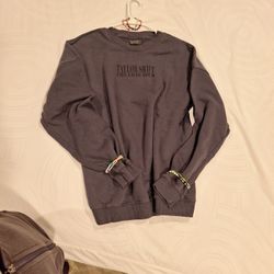 TAYLOR SWIFT ERAS CONCERT TOUR SWEATSHIRT PLUS 6 FRIENDSHIP BRACELETS