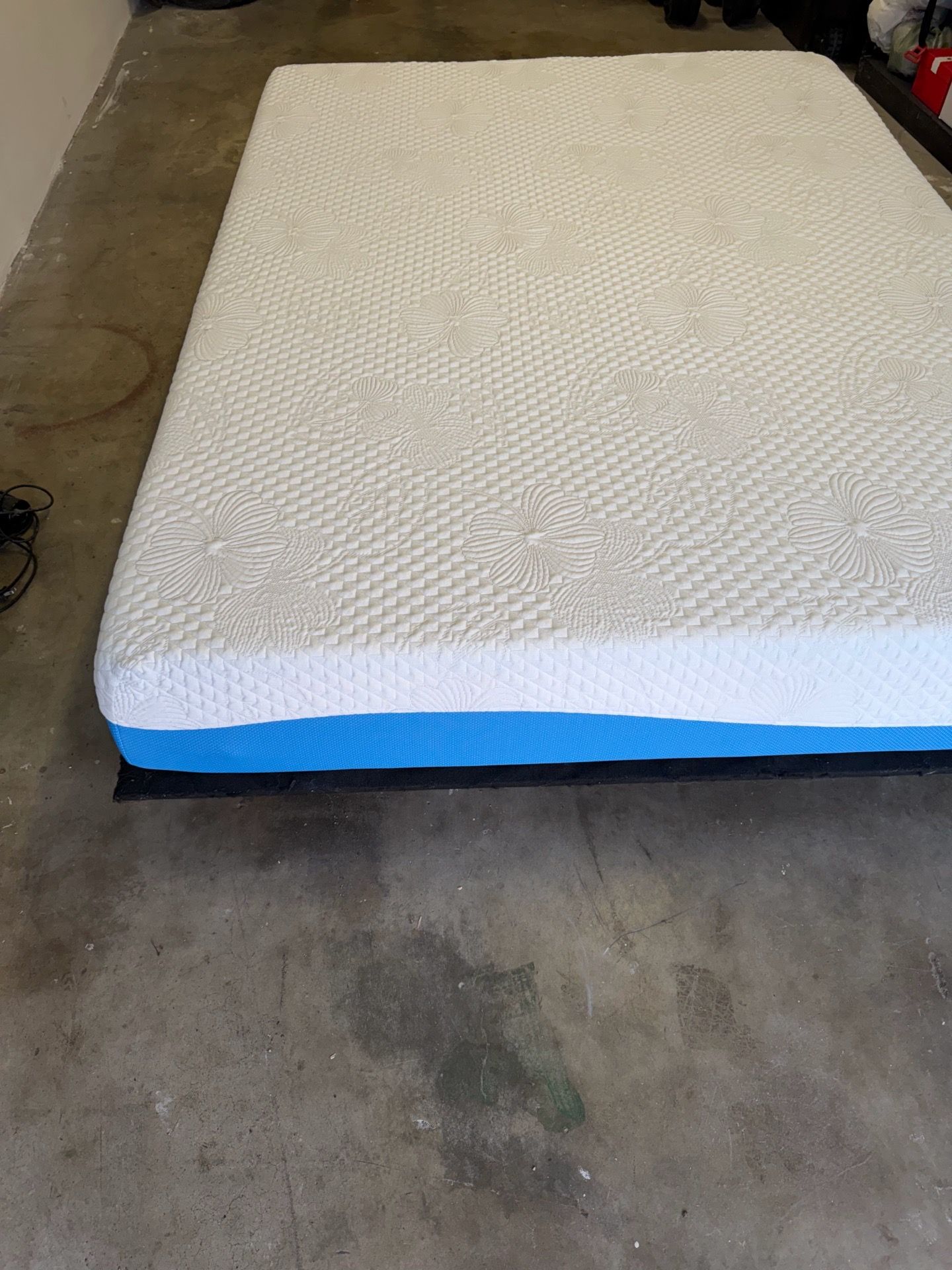 Adjustable queen base and queen mattress