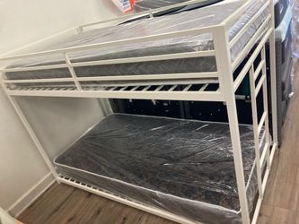 Bunkbed with mattresses