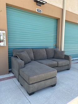 Contemporary Ashley “Hodan” Reversible Chaise Sectional Sofa w/ Storage Ottoman •FREE DELIVERY•