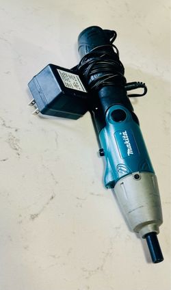 Makita 6720D 7.2V Cordless Screwdriver with Charger