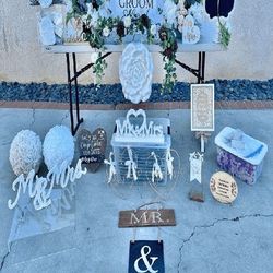 Refine Your Wedding with Premium Accessories! stand small
