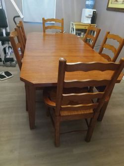 Nice oak wood dining table with 6 chairs cash only