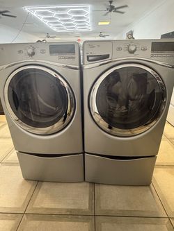 Whirlpool frontload washer and gas dryer set