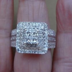 BOLD SPARKLING 14K WG
SQUARE PRINCESS-CUT
DIAMOND MULTI-HALO RING