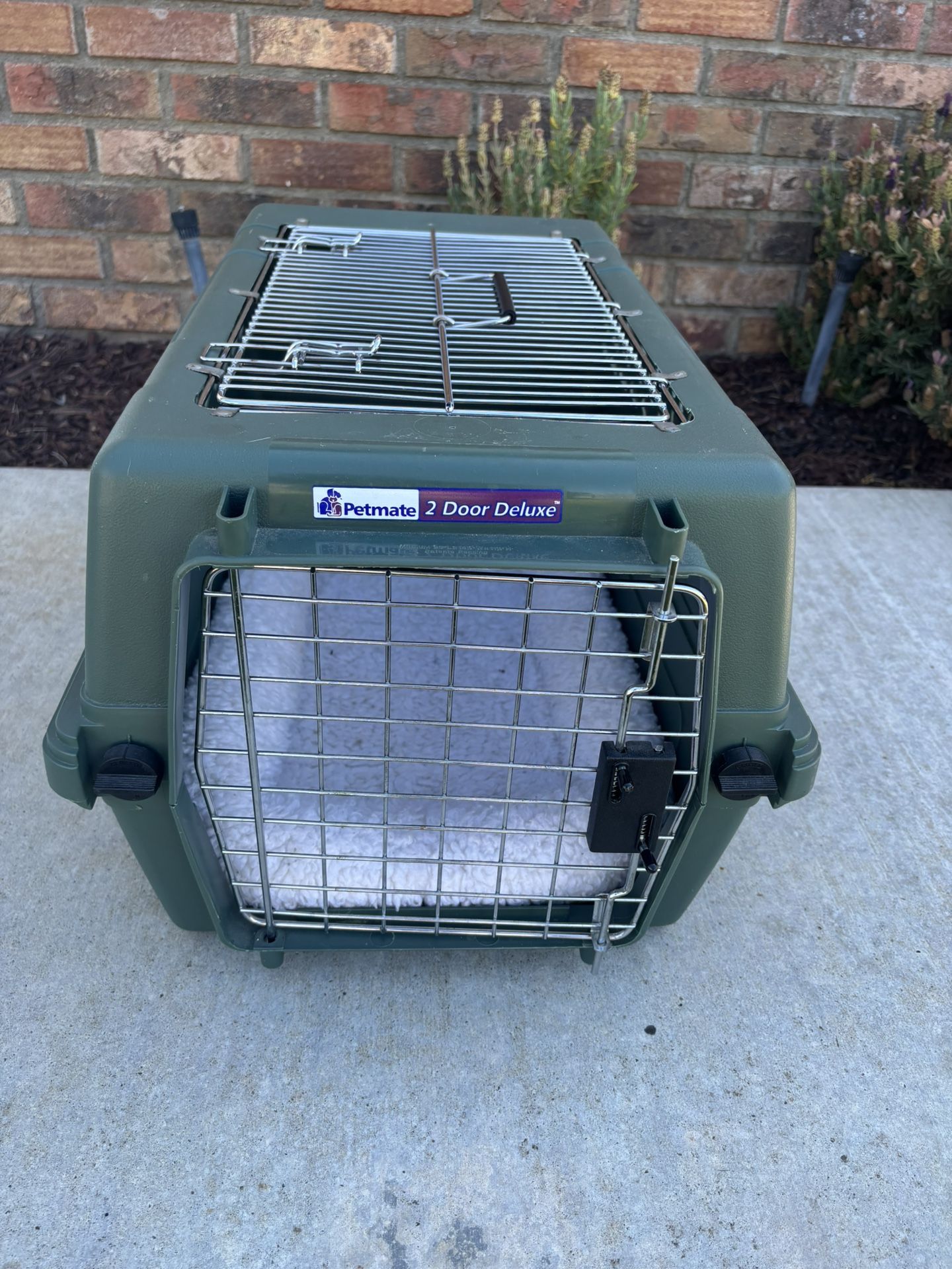 Petmate Deluxe pet carrier small 23”x14”x12”