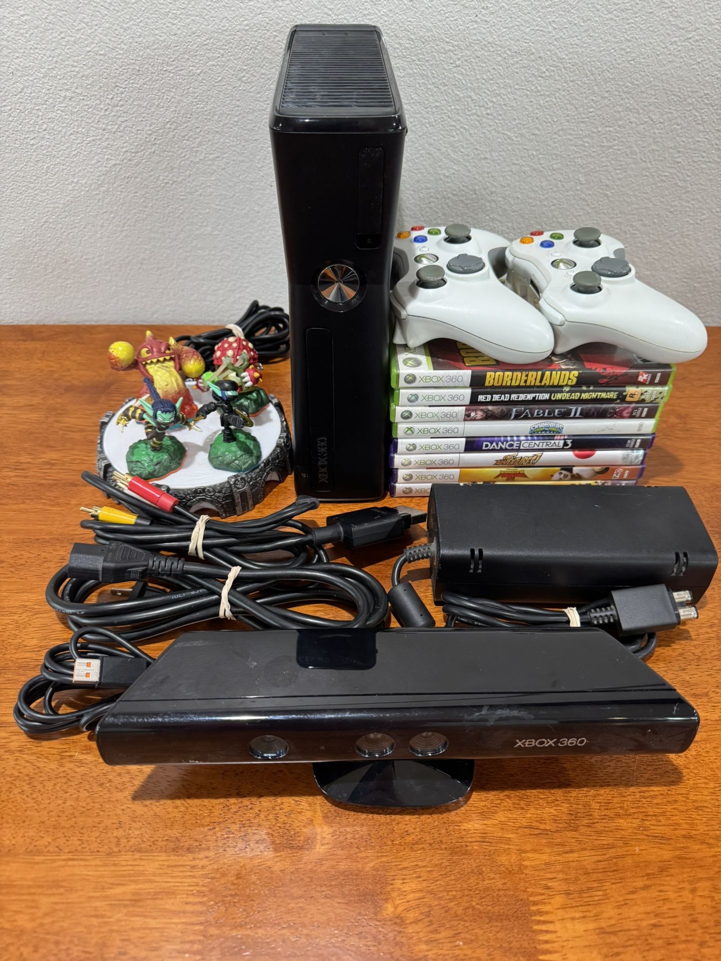 Xbox 360 , 2 Controllers, 8 Games
