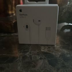 EarPods USB C Works For iPhone With C Type Charger So The 16 And 17