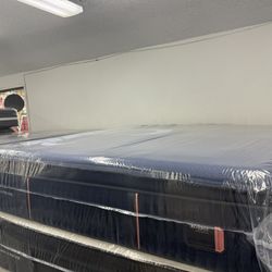 KING SIZE STEARNS & FOSTER RESERVE (FIRM) PILLOW TOP MATTRESS & BOX SPRINGS BED SET