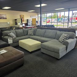 Gray sectional with Chaise 🚚WE DELIVER🚚