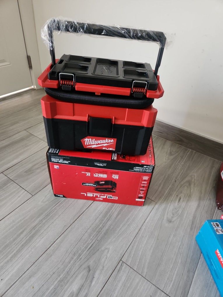 Milwaukee M18 Packout Vacuum