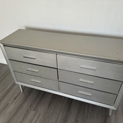 6 DRAWERS DRESSER (MUST PICK UP TODAY)(CHAMPAGNE COLOR)