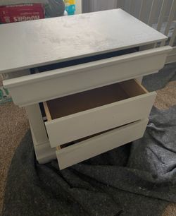 SMALL 3 DRAWER WOOD NIGHT TABLE