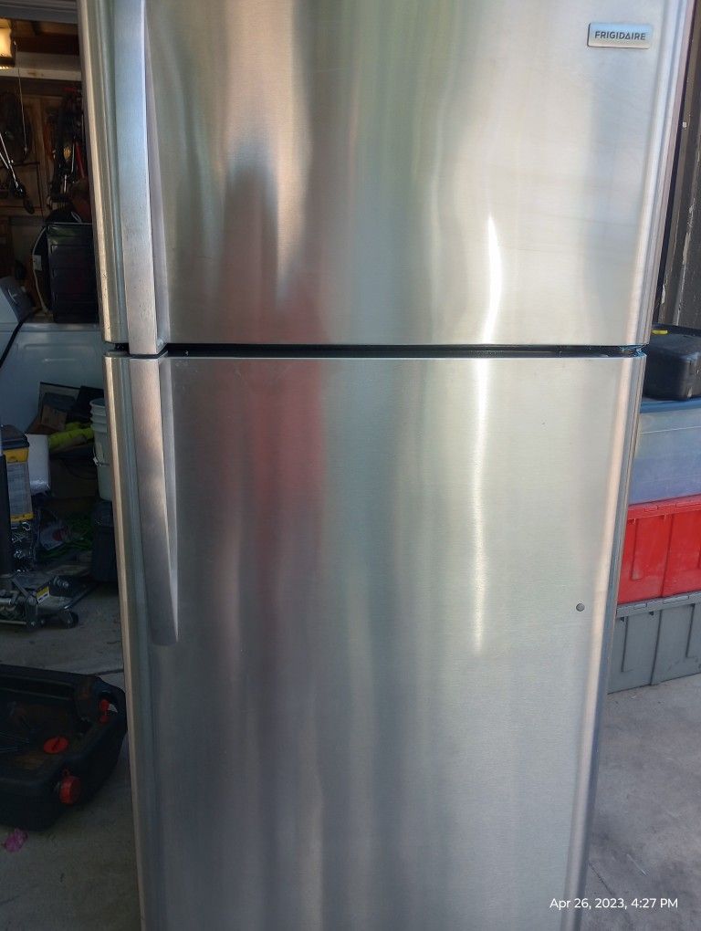 Frigidaire Top Freezer Bottom Refrigerator 