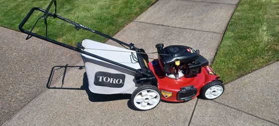 Super nice starts easy runs perfect Toro recycler self-propelled lawn mower with Kohler engine