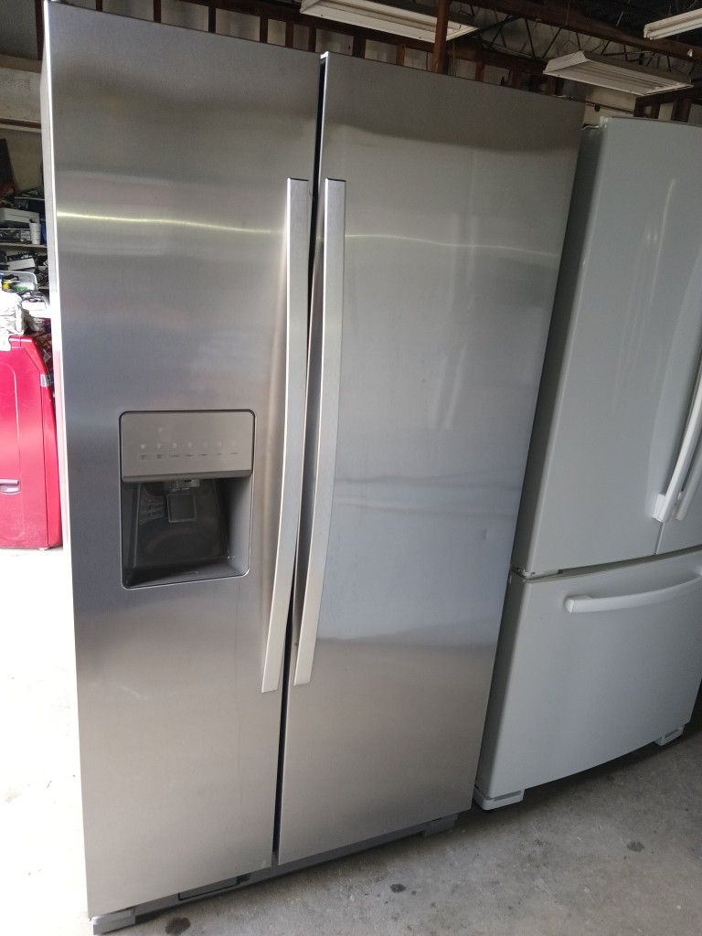 Whirlpool Refrigerator Side By Side Stainless Steel Everything Works Good 👍