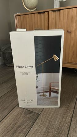Threshold floor lamp