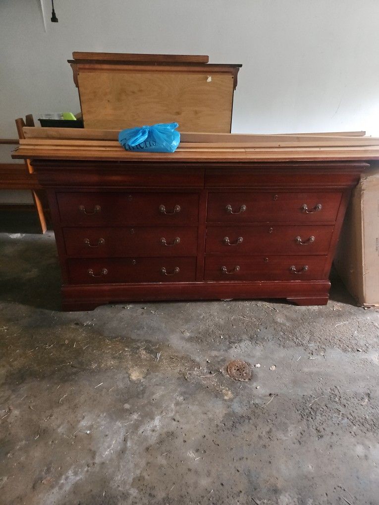 King Sleigh Bed And Dresser W/mirror