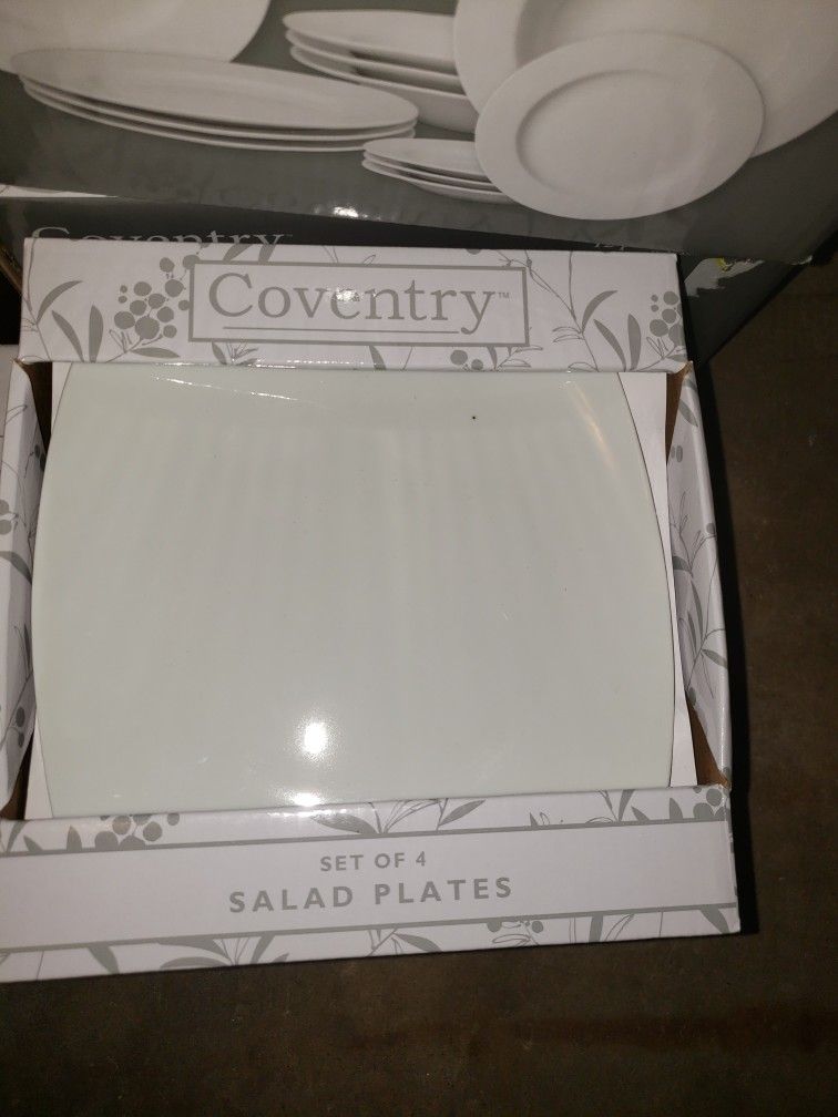 NEW 4 SALAD OR DESSERT PLATES NEW IN BOX