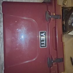 NWT BURGANDY YETI 35 Cooler