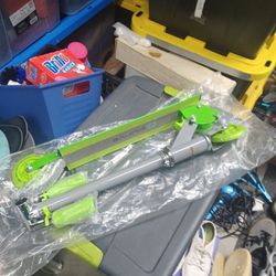 Curve Kid's Green 2-Wheeled Curve Basic Light Up Scooter *No Box*