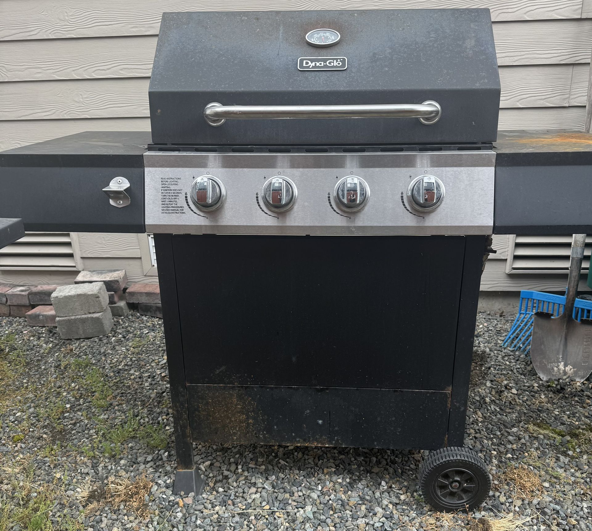 4-Burner Propane Gas Grill Barbecue ( Dyna-Glo )