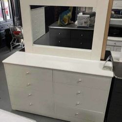 Eight Drawers Dresser With Mirror 
