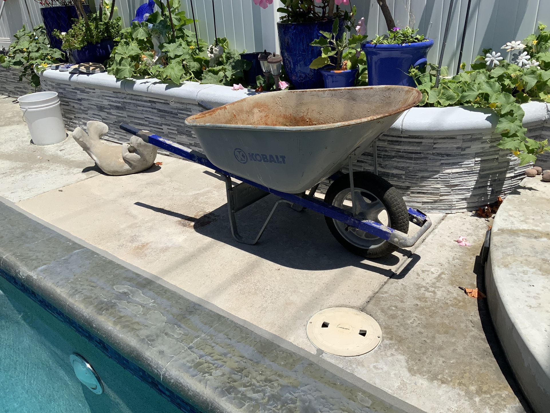 Professional 6 ft.³ steel flat, free tire wheel barrel