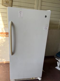 Vendo Frizzier GE muy buenas condiciones tiene su llave 5 pies de alto  y 28 pulgadas de ancho. Solo efectivo y Recoger en la puerta.