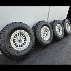 17" KMC rims w- 35x12.50R17 Ridgecrawler R/T tires