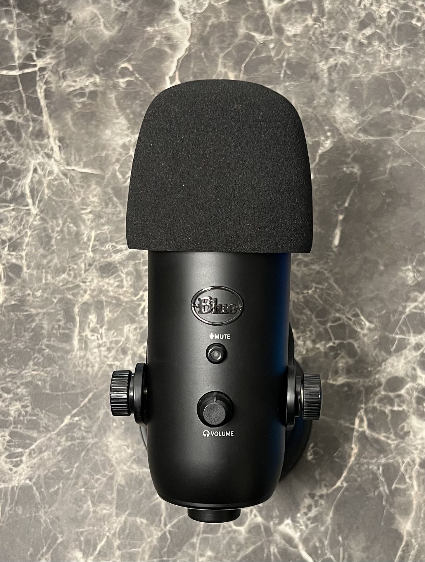 Blue Yeti Blackout Edition Microphone + FREE POP FILTER