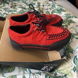 Tuk’s red platform shoes (size in pictures)