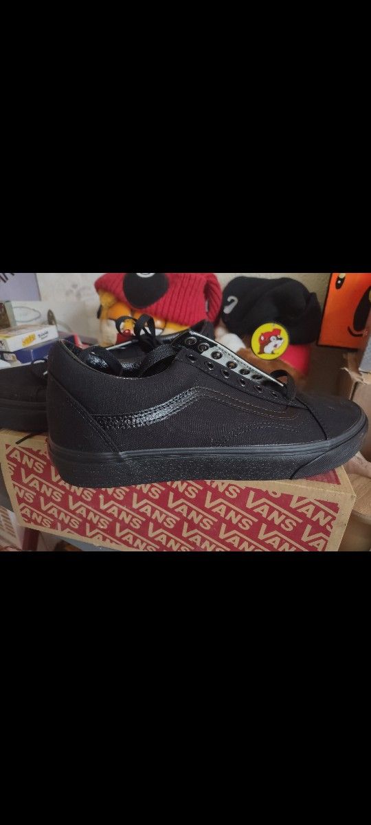 BRAND NEW BLACK ON BLACK VANS SKATEBOARDING SHOES 